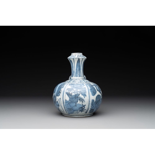 68 - A Chinese blue and white 'kraak' porcelain 'deer and rooster' kendi, WanliH.: 19 cm
... 