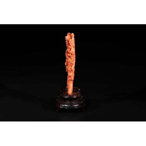 680 - A Chinese red coral Xiwangmu on wooden stand, 19/20th C.H.: 27,7 cm (incl. stand)
Weight: 644 grams ... 