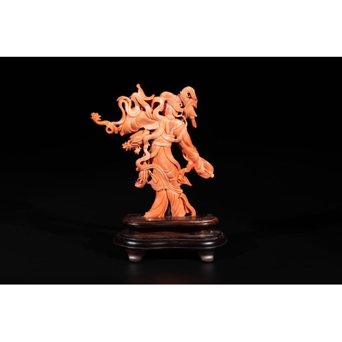 680 - A Chinese red coral Xiwangmu on wooden stand, 19/20th C.H.: 27,7 cm (incl. stand)
Weight: 644 grams ... 