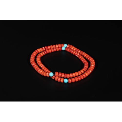 681 - A Chinese necklace with red coral- and turquoise beads, 19th C.Total length: 82 cm
Weight.: 153 gram... 