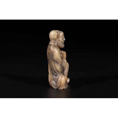 684 - A Chinese Shoushan soapstone Luohan, 18th C.H.: 8,5 cm
Weight: 181 grams... 