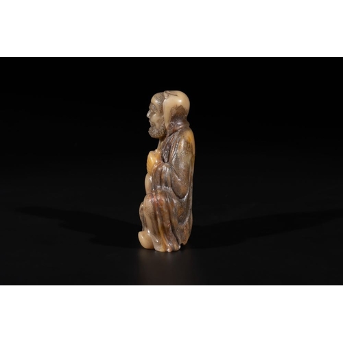 684 - A Chinese Shoushan soapstone Luohan, 18th C.H.: 8,5 cm
Weight: 181 grams... 