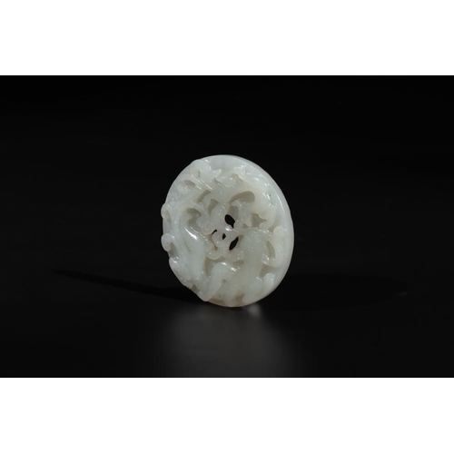 687 - A Chinese white jade 'chilong' 'bi' disc, QingDia.: 6,1 cm
Weight: 51 grams
... 