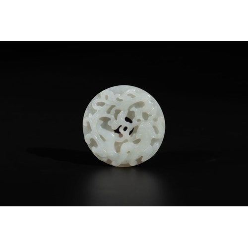 687 - A Chinese white jade 'chilong' 'bi' disc, QingDia.: 6,1 cm
Weight: 51 grams
... 