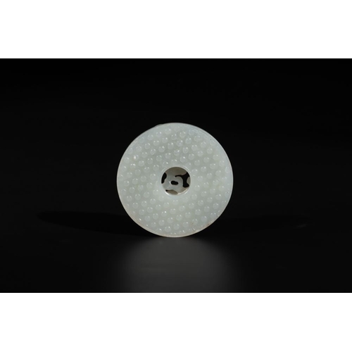 687 - A Chinese white jade 'chilong' 'bi' disc, QingDia.: 6,1 cm
Weight: 51 grams
... 