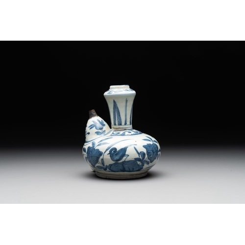 69 - A Chinese blue and white 'kraak' porcelain 'bird' kendi, WanliH.: 16,5 cm