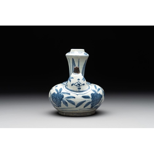 69 - A Chinese blue and white 'kraak' porcelain 'bird' kendi, WanliH.: 16,5 cm