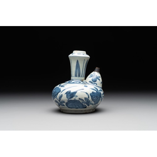 69 - A Chinese blue and white 'kraak' porcelain 'bird' kendi, WanliH.: 16,5 cm