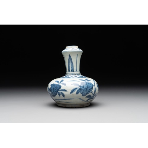 69 - A Chinese blue and white 'kraak' porcelain 'bird' kendi, WanliH.: 16,5 cm