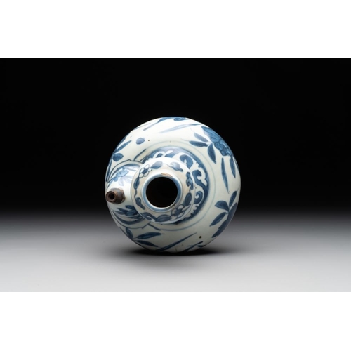 69 - A Chinese blue and white 'kraak' porcelain 'bird' kendi, WanliH.: 16,5 cm