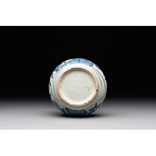 69 - A Chinese blue and white 'kraak' porcelain 'bird' kendi, WanliH.: 16,5 cm