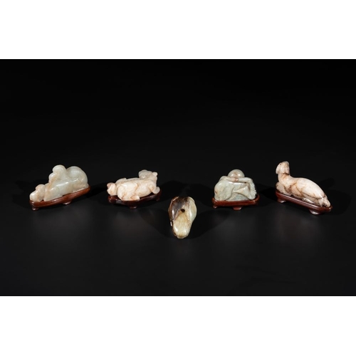 692 - Five Chinese jade carvings with four wooden stands, 19th C.(from left to right, excl. stands)Dim.: 7... 