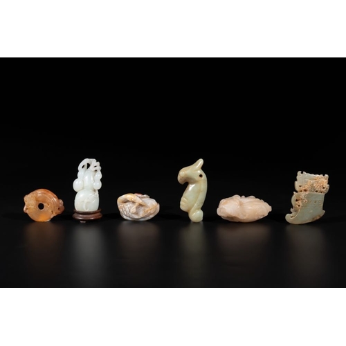 693 - Six Chinese jade and agate carvings, 19th C.(from left to right, excl. stand):Dim.: 4 x 4,6 x 1,5 cm... 