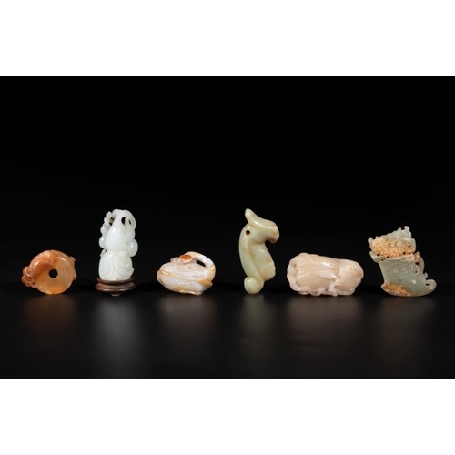 693 - Six Chinese jade and agate carvings, 19th C.(from left to right, excl. stand):Dim.: 4 x 4,6 x 1,5 cm... 