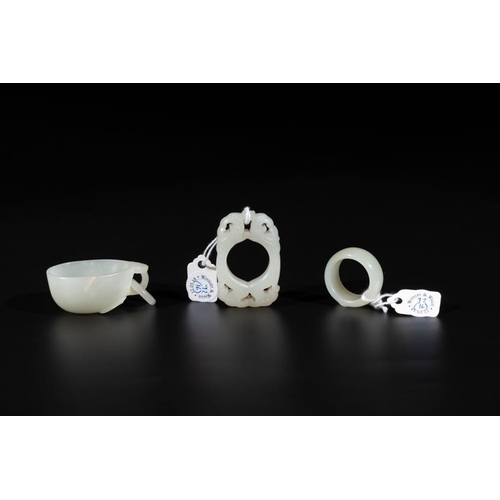 696 - A Chinese white jade cup and two rings, QingL.: 4,8 cm - H.: 2,1 cm (the cup)Dim.: 4,7 x 3 cm (the '... 