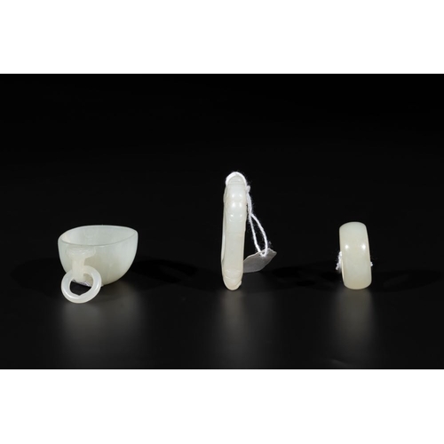 696 - A Chinese white jade cup and two rings, QingL.: 4,8 cm - H.: 2,1 cm (the cup)Dim.: 4,7 x 3 cm (the '... 