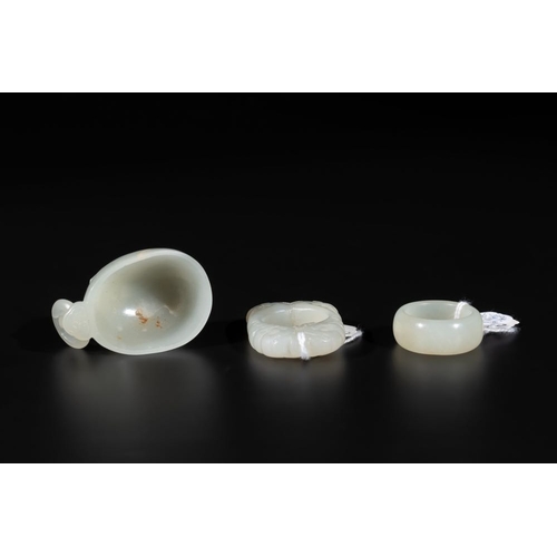 696 - A Chinese white jade cup and two rings, QingL.: 4,8 cm - H.: 2,1 cm (the cup)Dim.: 4,7 x 3 cm (the '... 