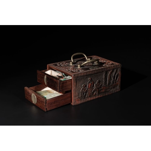 697 - A Chinese lacquered hardwood jewellery box with a collection of 17 jade wares, 18/19th C.Dim.: 17,7 ... 