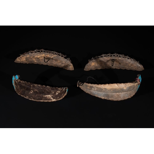 699 - A pair of Chinese kingfisher feather tiaras and a pair of 'bajixiang' hairpins, 19th C.Dim.: 17,7 x ... 