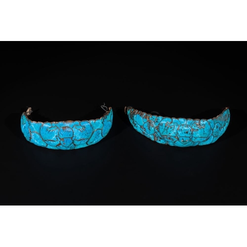 699 - A pair of Chinese kingfisher feather tiaras and a pair of 'bajixiang' hairpins, 19th C.Dim.: 17,7 x ... 