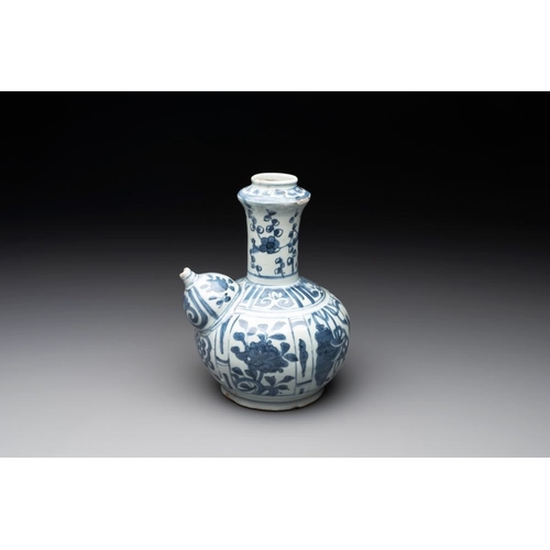 70 - A Chinese blue and white 'kraak' porcelain kendi, WanliH.: 21,5 cm