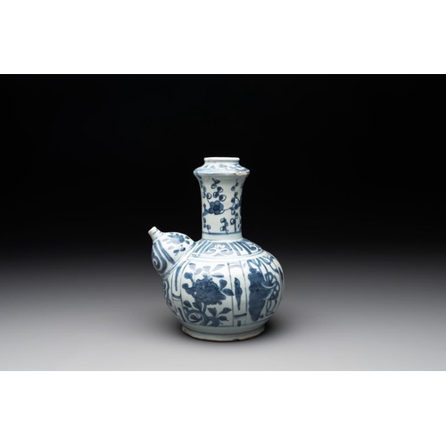 70 - A Chinese blue and white 'kraak' porcelain kendi, WanliH.: 21,5 cm