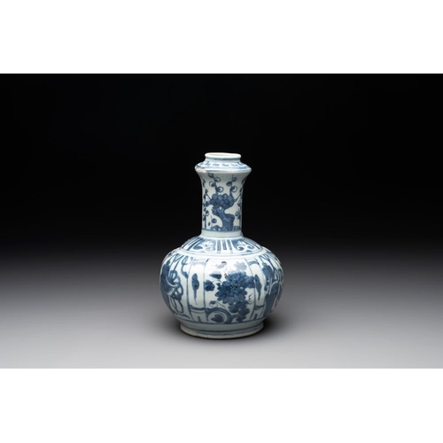 70 - A Chinese blue and white 'kraak' porcelain kendi, WanliH.: 21,5 cm