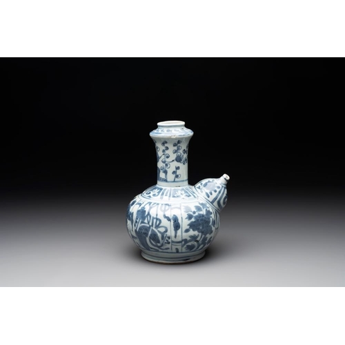 70 - A Chinese blue and white 'kraak' porcelain kendi, WanliH.: 21,5 cm