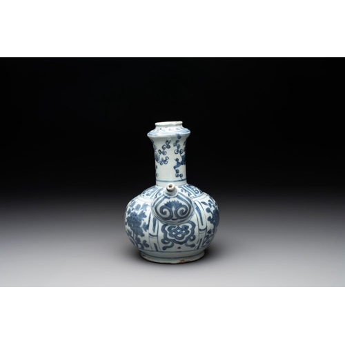 70 - A Chinese blue and white 'kraak' porcelain kendi, WanliH.: 21,5 cm