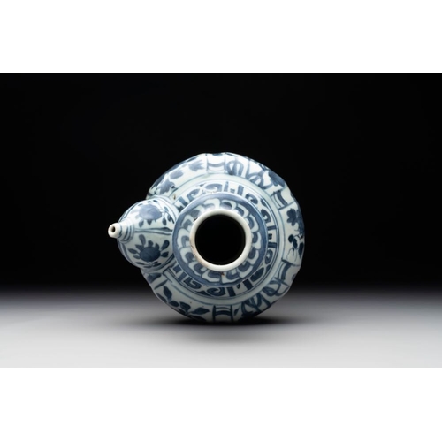 70 - A Chinese blue and white 'kraak' porcelain kendi, WanliH.: 21,5 cm