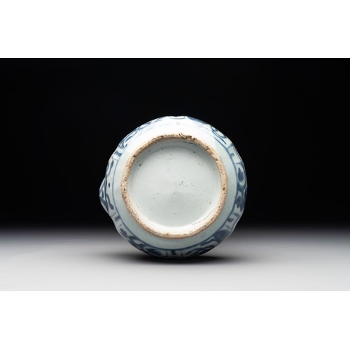 70 - A Chinese blue and white 'kraak' porcelain kendi, WanliH.: 21,5 cm