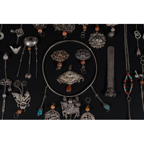 705 - A collection of Chinese silver and precious stones jewellery, 19/20th C.Various dimensions.... 