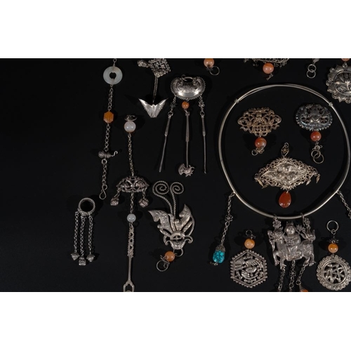 705 - A collection of Chinese silver and precious stones jewellery, 19/20th C.Various dimensions.... 