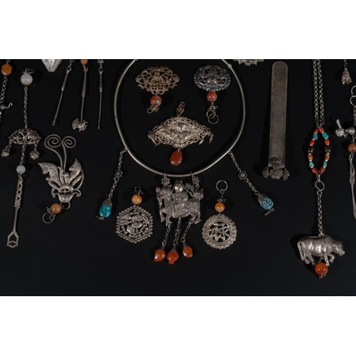 705 - A collection of Chinese silver and precious stones jewellery, 19/20th C.Various dimensions.... 