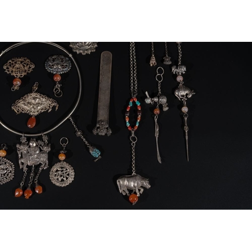 705 - A collection of Chinese silver and precious stones jewellery, 19/20th C.Various dimensions.... 