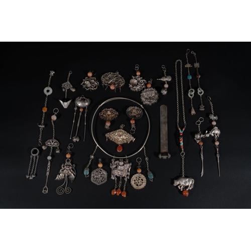 705 - A collection of Chinese silver and precious stones jewellery, 19/20th C.Various dimensions.... 