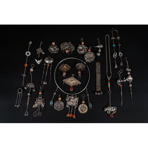 705 - A collection of Chinese silver and precious stones jewellery, 19/20th C.Various dimensions.... 