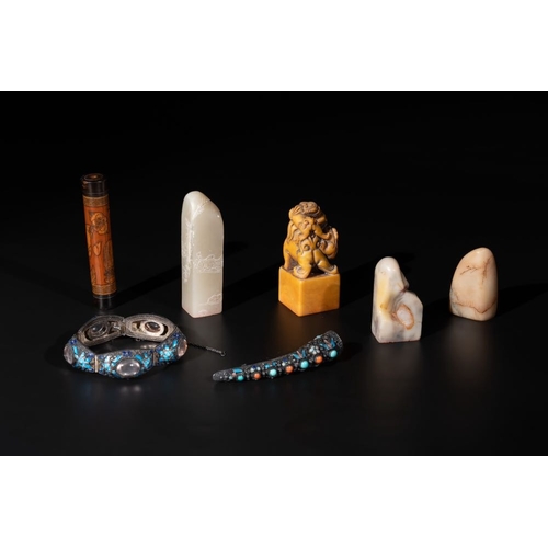 706 - Four Chinese jade seals, a bamboo incense tube and two enamelled silver wares, 19th C.L.: 18,5 cm (t... 