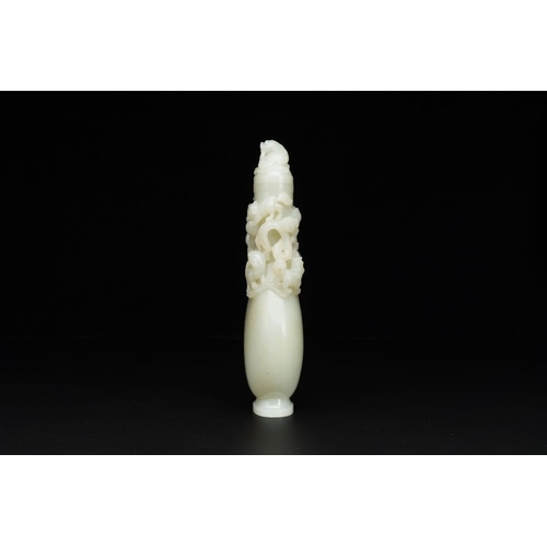 707 - A fine Chinese white jade 'Buddhist lions' vase and cover, QingH.: 25,5 cm(incl. cover)
Weight: 1166... 