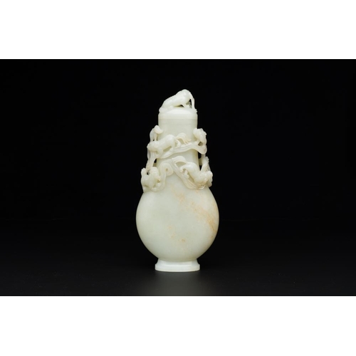 707 - A fine Chinese white jade 'Buddhist lions' vase and cover, QingH.: 25,5 cm(incl. cover)
Weight: 1166... 