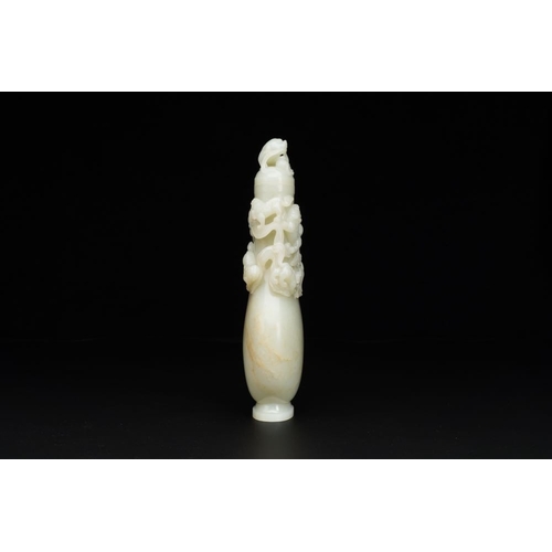 707 - A fine Chinese white jade 'Buddhist lions' vase and cover, QingH.: 25,5 cm(incl. cover)
Weight: 1166... 