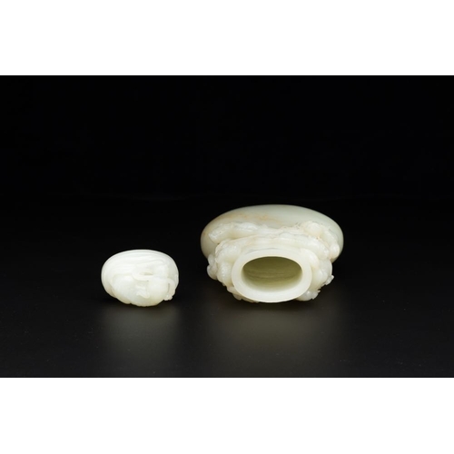 707 - A fine Chinese white jade 'Buddhist lions' vase and cover, QingH.: 25,5 cm(incl. cover)
Weight: 1166... 