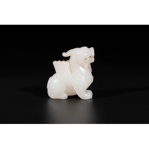 708 - A Chinese white jade carving of a mythic animal, 19/20th C.Dim.: 7,5 x 7,5 x 3,8 cm
Weight: 271 gram... 