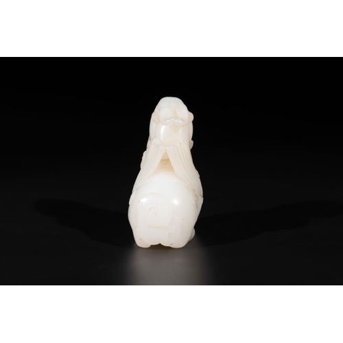 708 - A Chinese white jade carving of a mythic animal, 19/20th C.Dim.: 7,5 x 7,5 x 3,8 cm
Weight: 271 gram... 