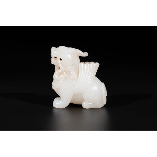 708 - A Chinese white jade carving of a mythic animal, 19/20th C.Dim.: 7,5 x 7,5 x 3,8 cm
Weight: 271 gram... 