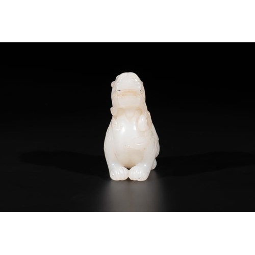 708 - A Chinese white jade carving of a mythic animal, 19/20th C.Dim.: 7,5 x 7,5 x 3,8 cm
Weight: 271 gram... 