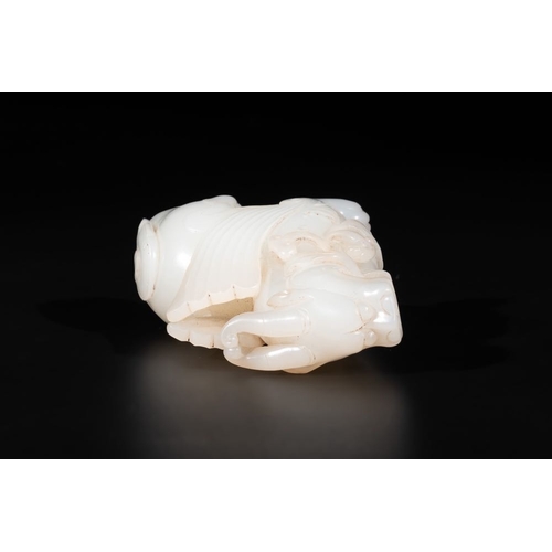 708 - A Chinese white jade carving of a mythic animal, 19/20th C.Dim.: 7,5 x 7,5 x 3,8 cm
Weight: 271 gram... 