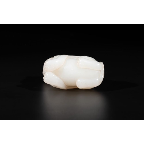 708 - A Chinese white jade carving of a mythic animal, 19/20th C.Dim.: 7,5 x 7,5 x 3,8 cm
Weight: 271 gram... 