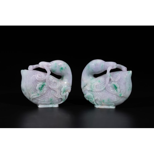 709 - A pair of Chinese lavender- and apple-green jadeite mandarin ducks, QingDim.: 10,5 x 10 x 3,3 cm (th... 