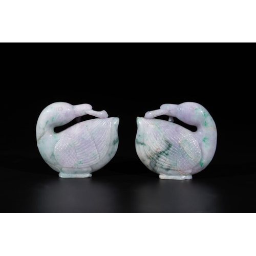 709 - A pair of Chinese lavender- and apple-green jadeite mandarin ducks, QingDim.: 10,5 x 10 x 3,3 cm (th... 